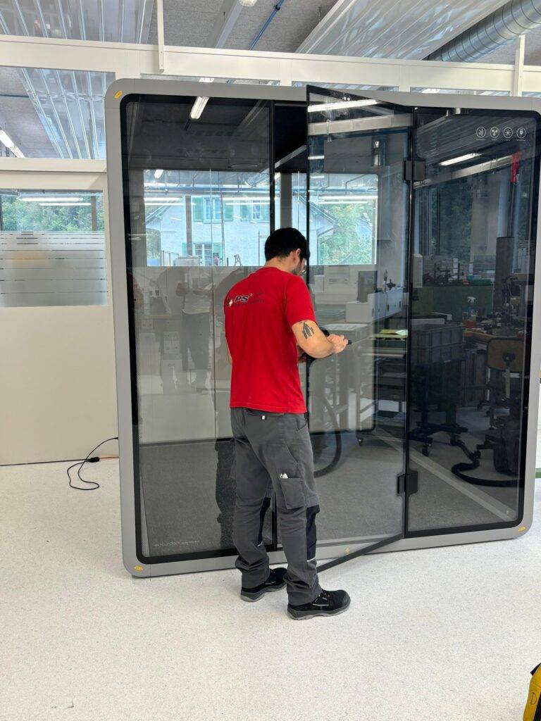 Déménageur ajustant la poignée d'une porte